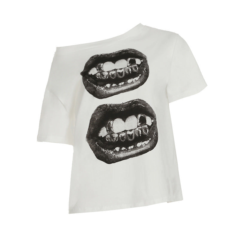 Dame afslappet T-shirt med glitrende korsdesign og generøs udskæring Skovae