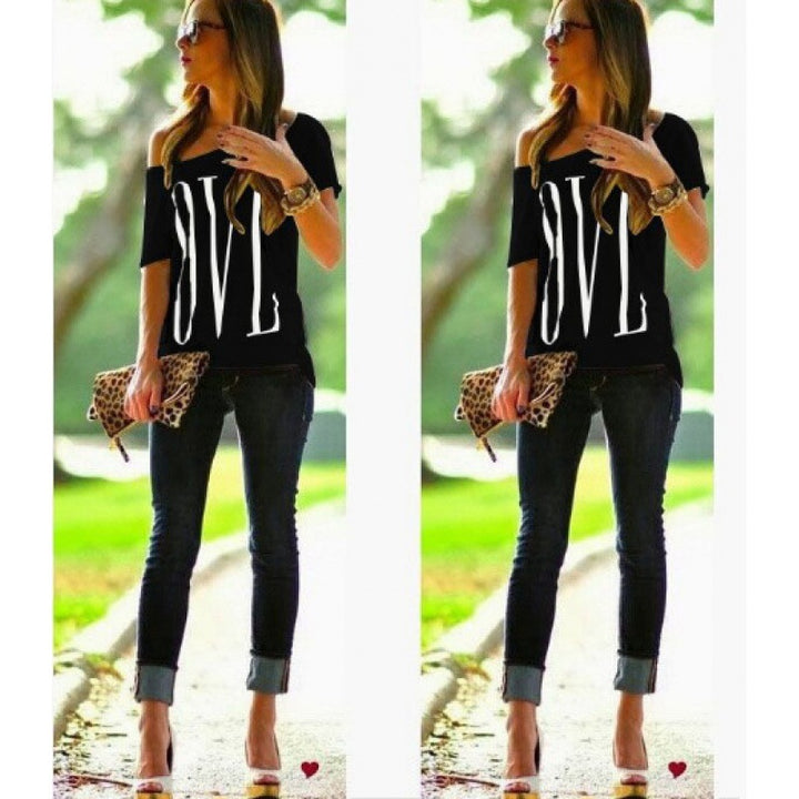 Kvinders Off-Shoulder T-Shirt med stort bogstaver Stilla