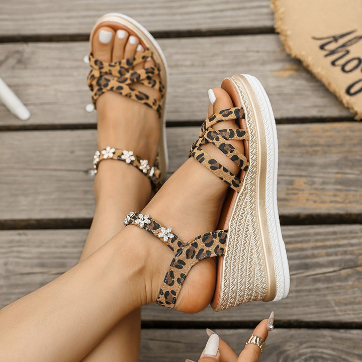 Dame wedge-sandaler med justerbart remdesign og funklende blomsteroverførsler Stilla