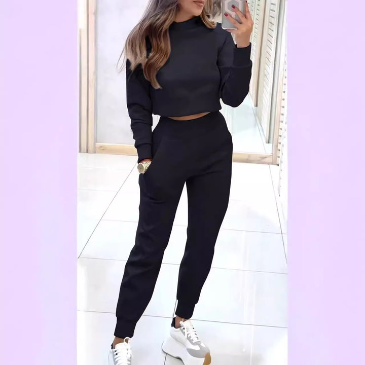 Kvinders sporty sæt lavet af hyggeligt bomuldsstof med stilfuld cropped top og elastisk taljebånd Stilla