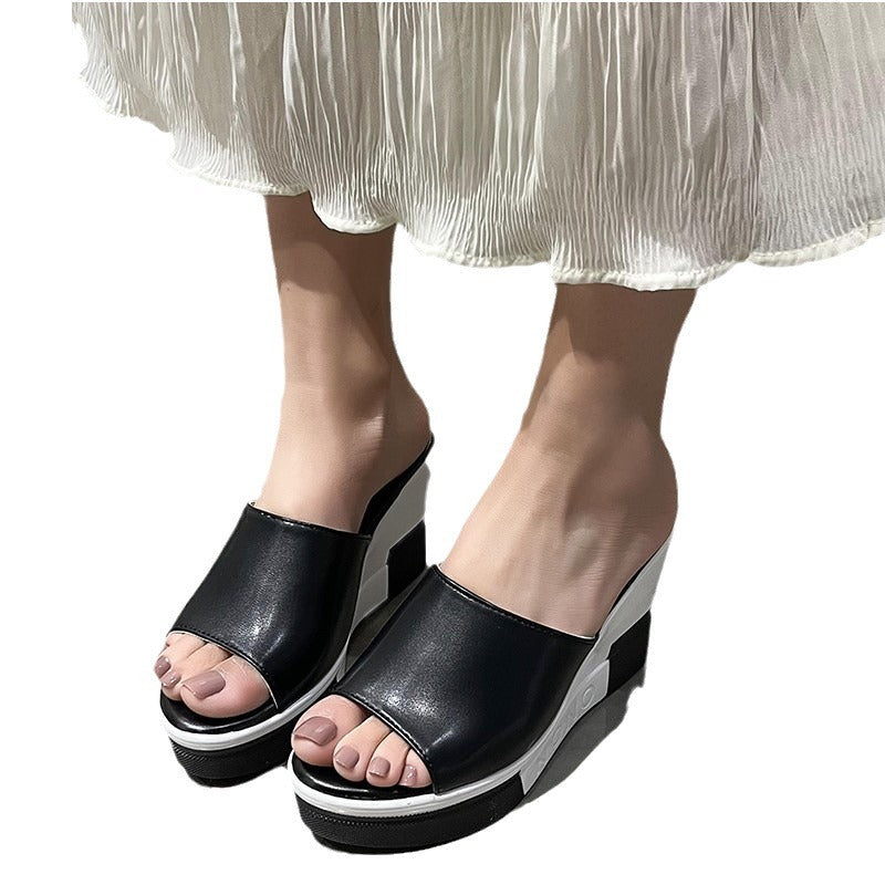 Dame nan slipon sandal fra syntetisk læderfinish med åben tå ergonomisk kilehæl og polstret komfortfodbed Skovae