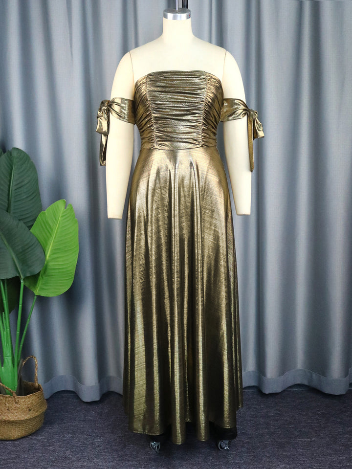 Dame glamourøst aftenkjole med off-shoulder design og elegante draperinger Skovae