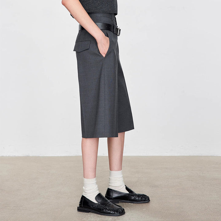 Dame sportlig blousonjakke med moderne snit og dertil passende kort shorts i elegant look Stilla