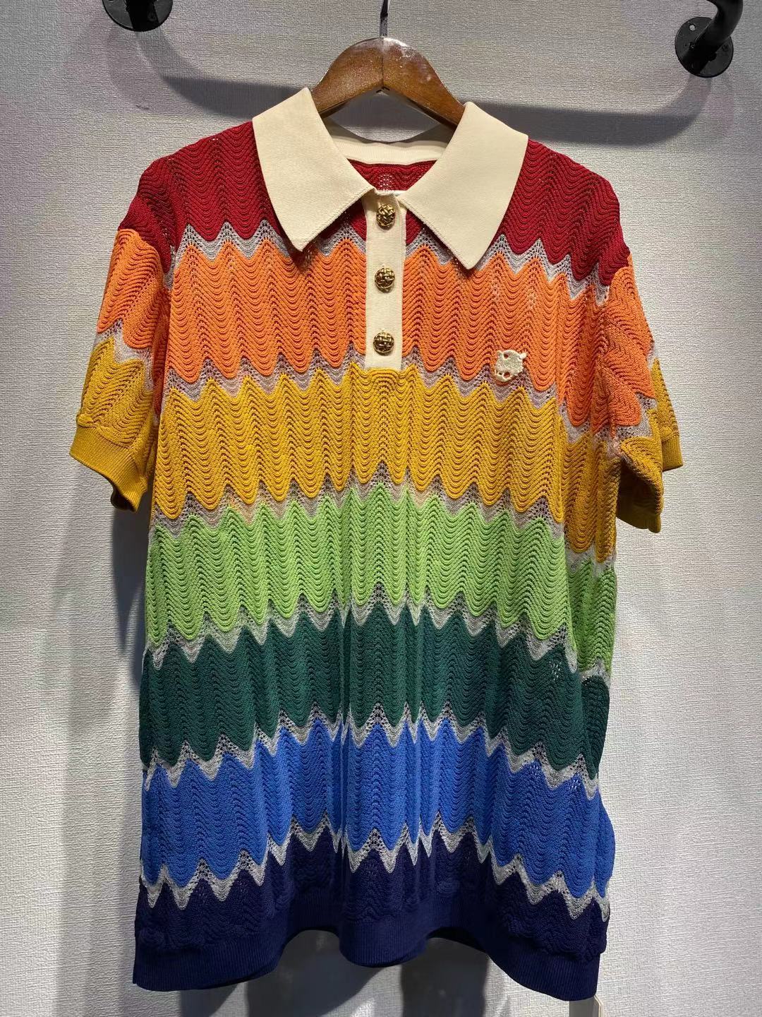 Dame poloshirt med iøjnefaldende bølgemønster og dekorative knapper Stilla
