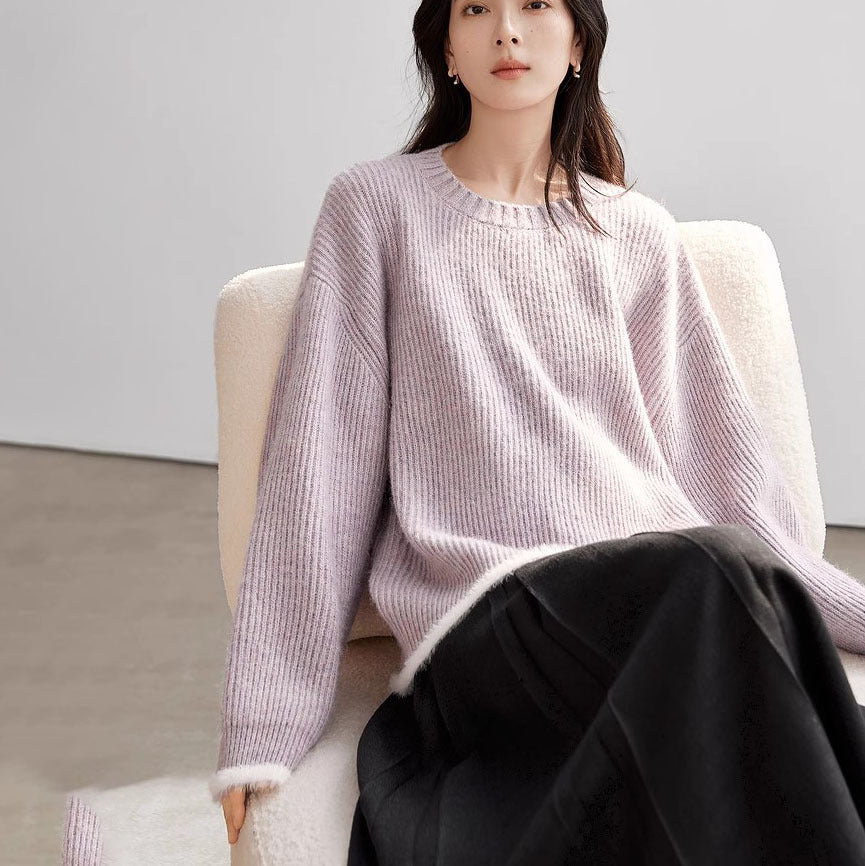 Kvinders fluffy sweater med en løs pasform og moderne ribbede detaljer Stilla