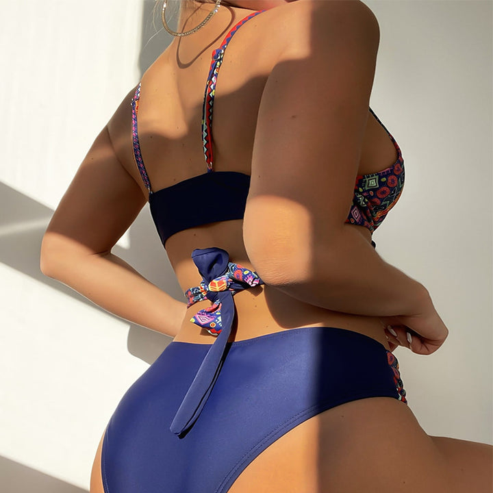 Dame Bikini-sæt med kreativ asymmetrisk design og farverigt mønster Stilla