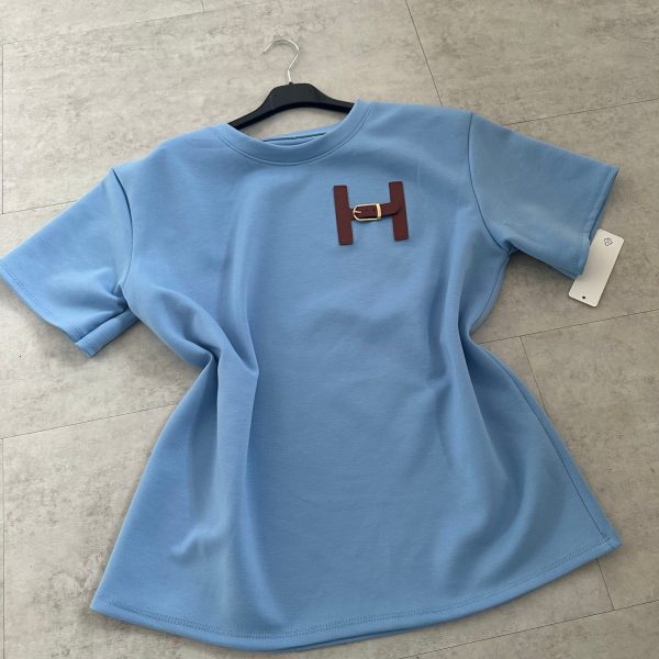 Kvinders fashionable t-shirt med unikt logo detalje og afslappet pasform