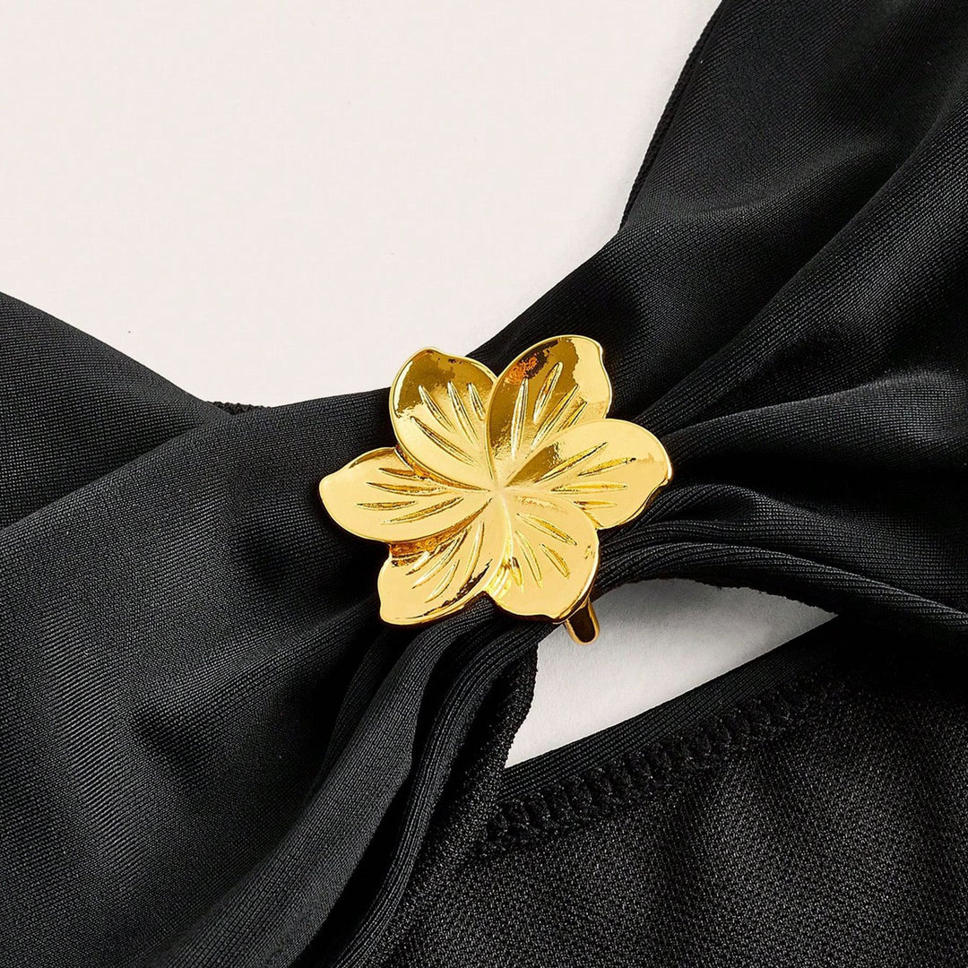 Dame svømmedragt med elegante flæsedetaljer og luksuriøs blomsteraccent Stilla