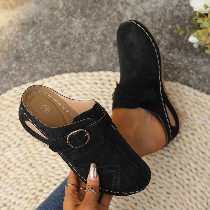 Dame Clogs med perforeret design og justerbar rem Stilla