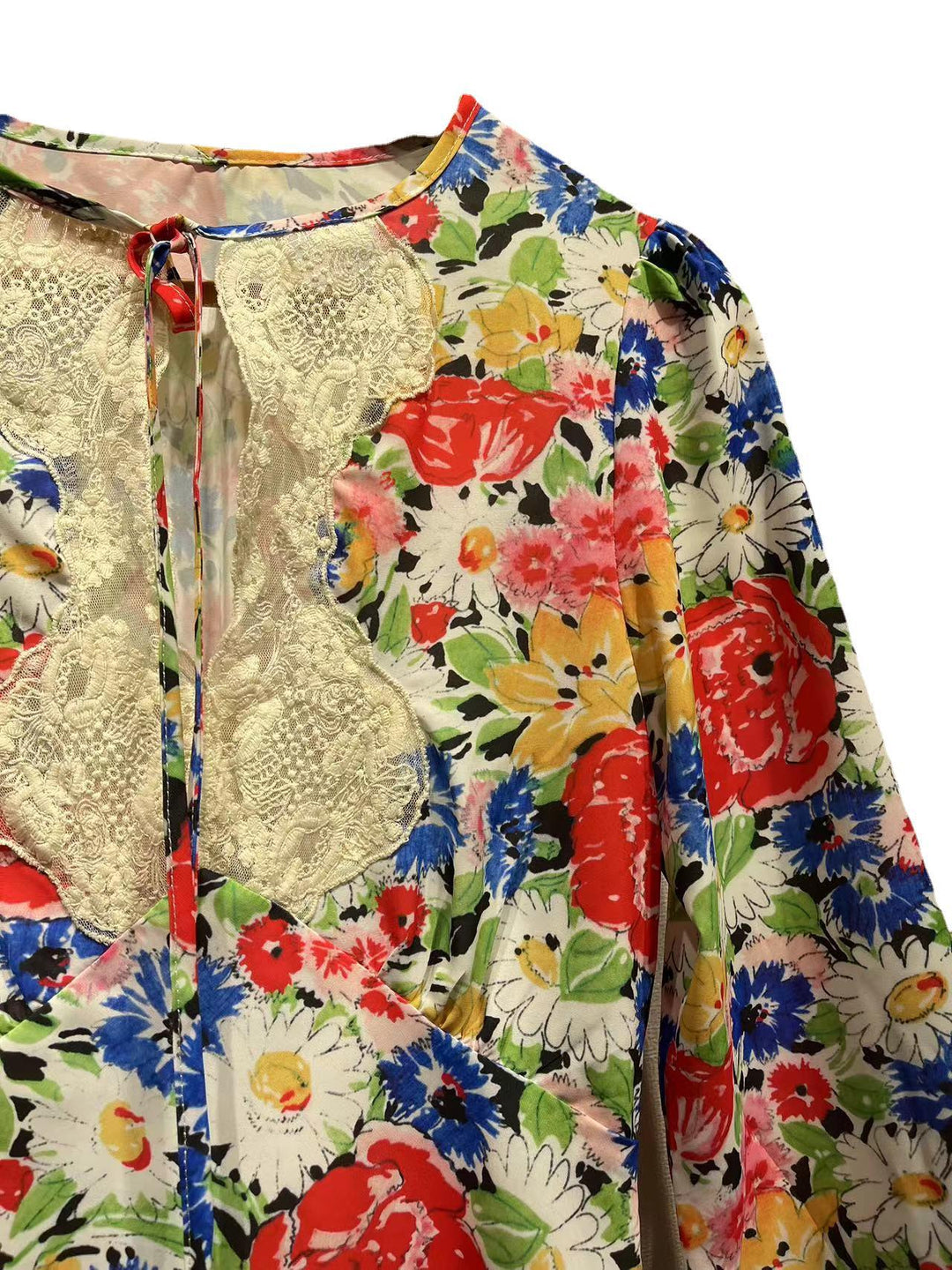 Dame forårskjole med floral blondeindsats og charmerende ærmedetaljer Stilla