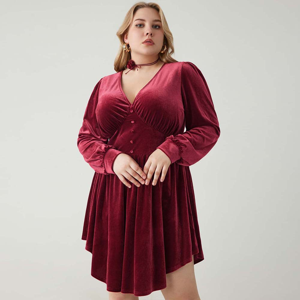 Dame elegant fløjlskjole med dyb V-udskæring og ruffles detaljer Stilla