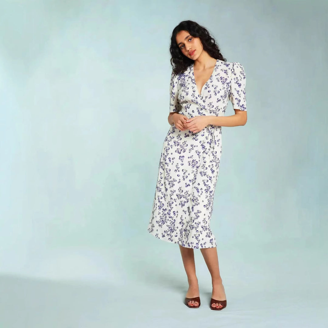 Dame wrap kjole med romantisk blomsterprint og feminine puffærmer Stilla