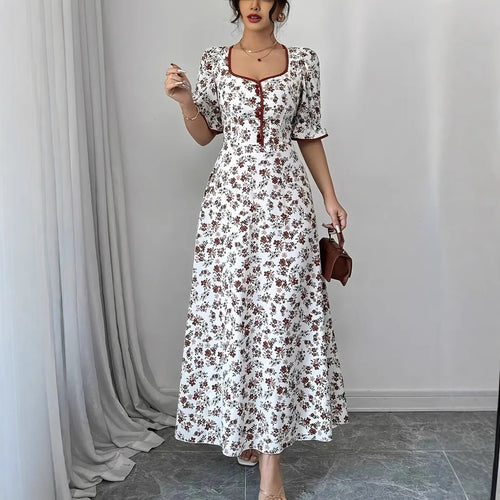 Dame Maxikjole med elegant knaplukning og romantisk blomsterdesign Stilla