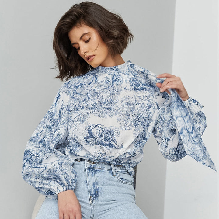Damebluse med voluminøse ærmer og blomsterdesign Stilla
