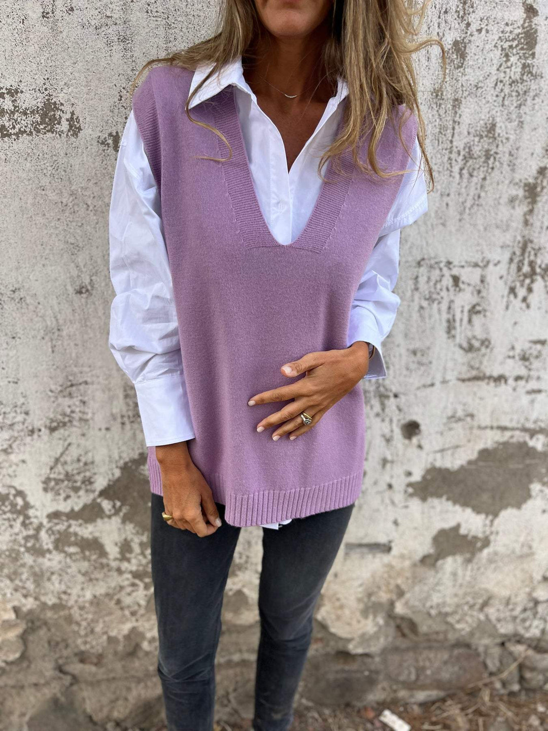 Dames elegant strikvest med V-hals og fine rib detaljer Stilla