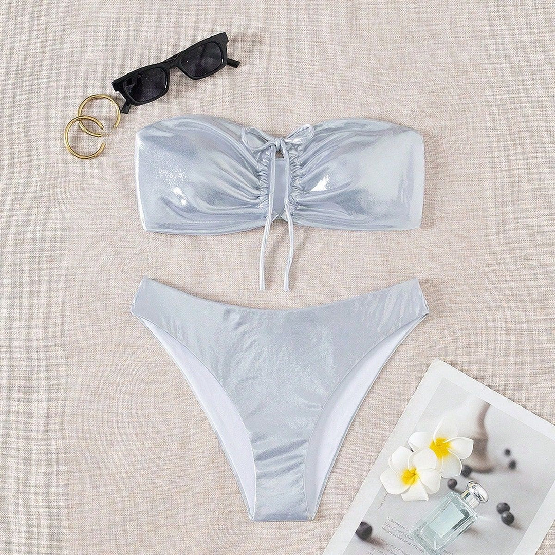Dame Bandeau-bikini med skinnende top og høj benudskæring Skovae