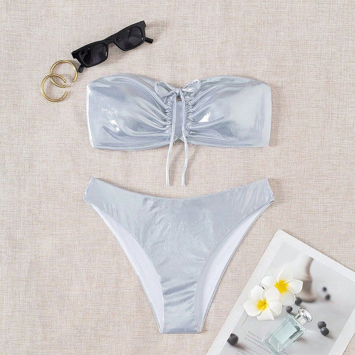 Dame Bandeau-bikini med skinnende top og høj benudskæring Skovae