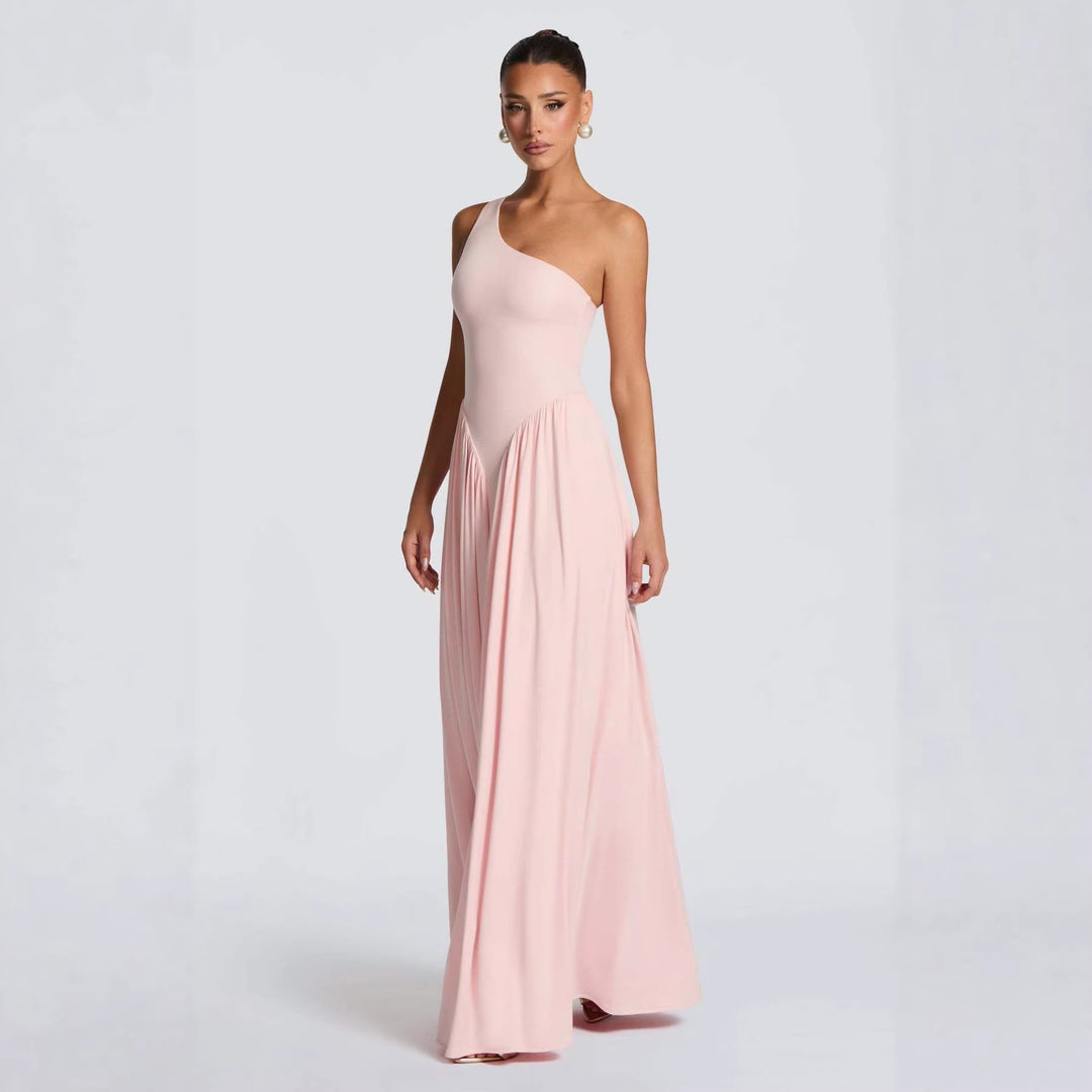 Kvindelige elegante asymmetrisk maxi kjoler med flydende nederdel og fine draperingsdetaljer Skovae