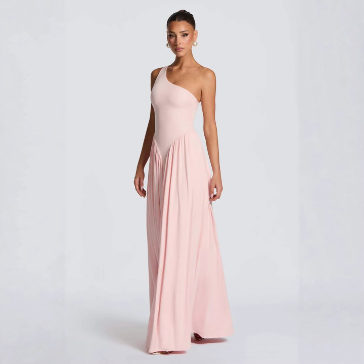 Kvindelige elegante asymmetrisk maxi kjoler med flydende nederdel og fine draperingsdetaljer Skovae