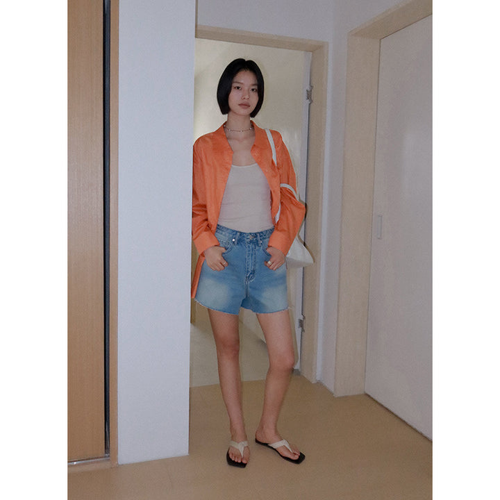 Dame jeansshorts i moderne high-waist stil med afslappet snit og lange ben Stilla