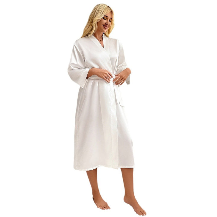 Dame Satin Kimono-robe med luksuriøs "Queen"-skrift og elegante accenter Stilla