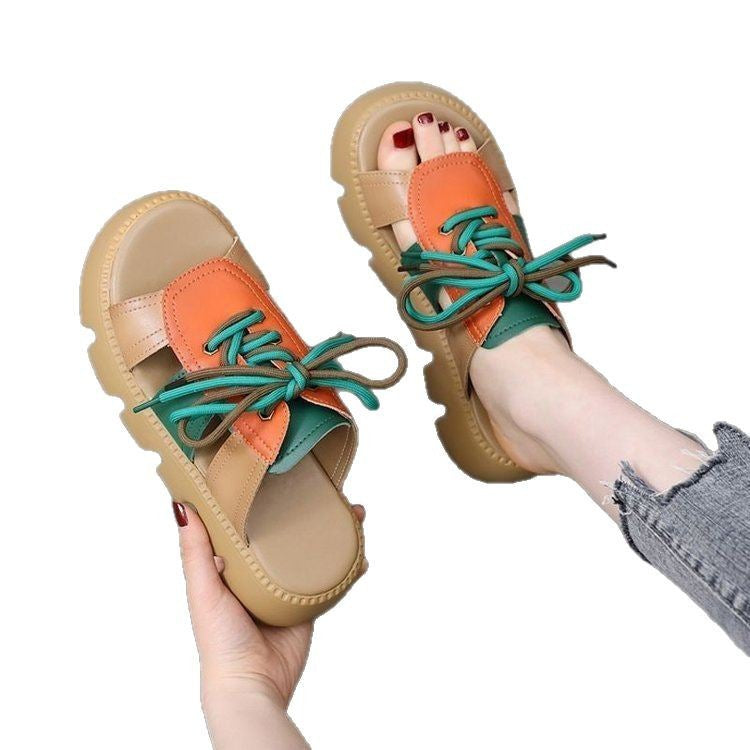 Dame Plateau-sandaler med justerbart snøresystem og farverige accenter Stilla