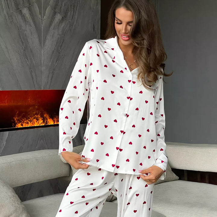 Dame pyjamasæt med hjerteprint i åndbart materiale Stilla