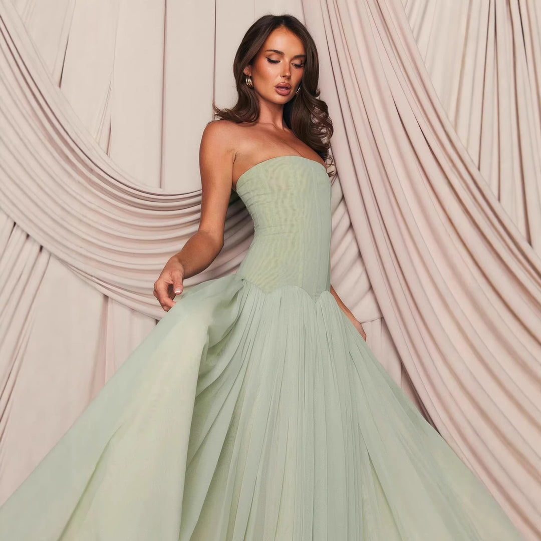 Dame strapless maxikjole med elegant tylskørt og figursyet overdel Skovae