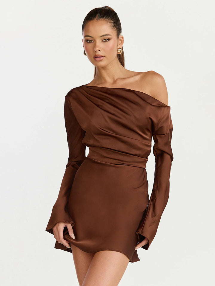 Kvinders cocktailkjole med asymmetrisk design og elegant off-shoulder halsudskæring