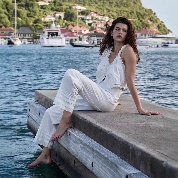 Damebluse med sarte spidsdetaljer og floralt broderidesign Stilla