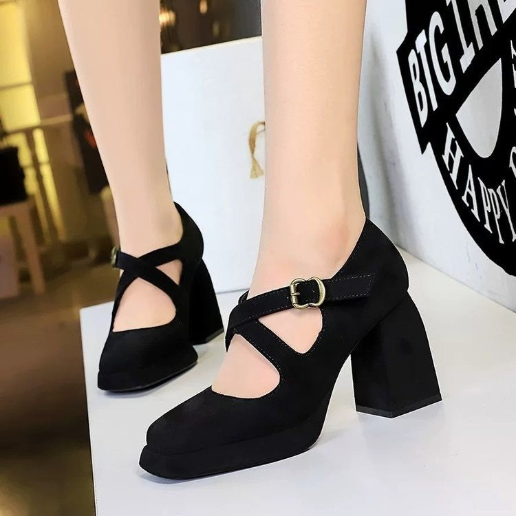 Dame Plateau-pumps med elegant spændeapplikation Stilla