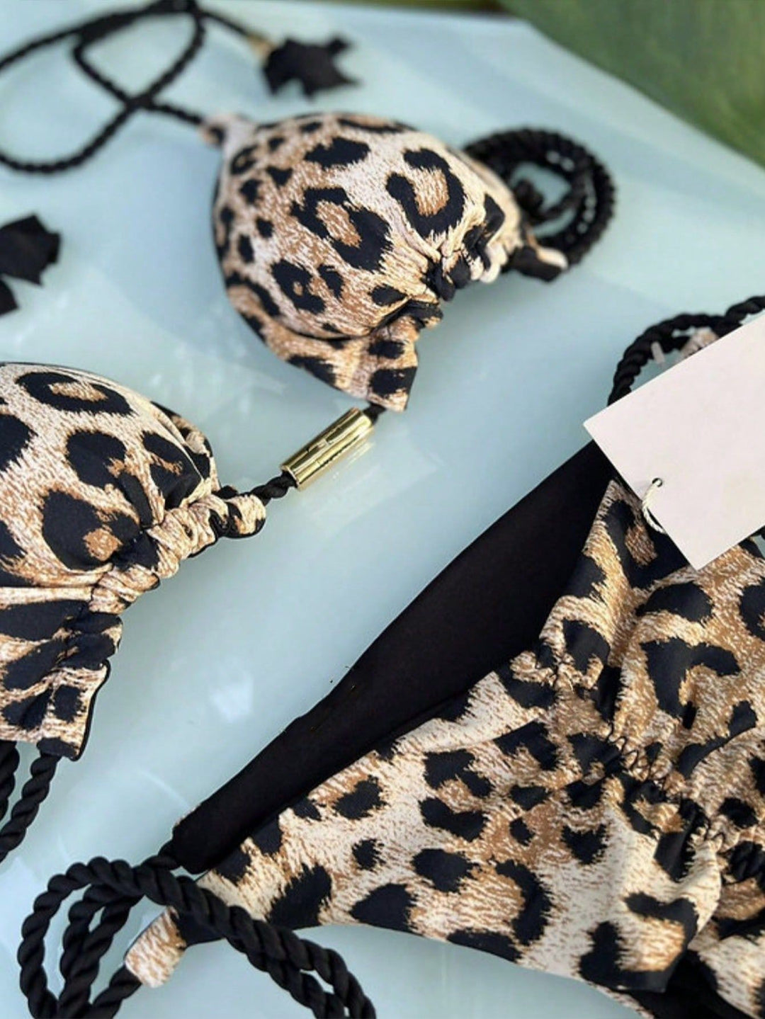Dame triangel-bikini med stilfuldt leopardmønster og justerbare snøre detaljer Stilla