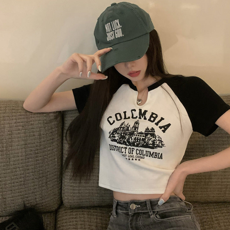 Kvindernes cropped t-shirt med iøjnefaldende retrotryk og behagelig pasform