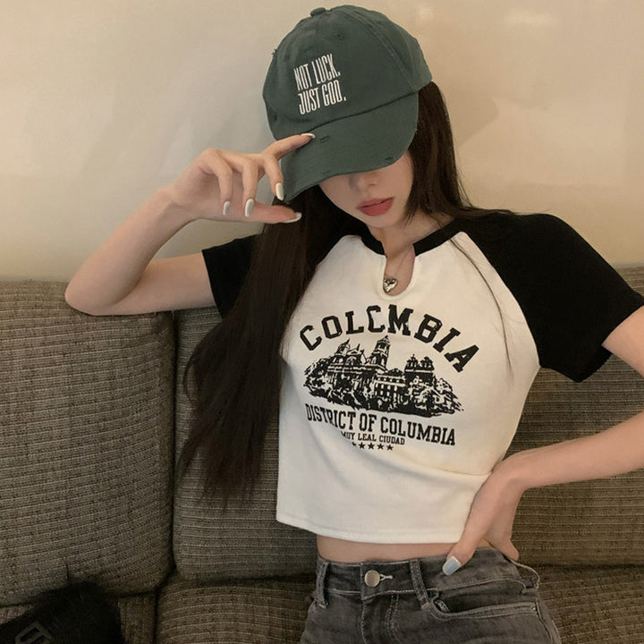 Kvindernes cropped t-shirt med iøjnefaldende retrotryk og behagelig pasform