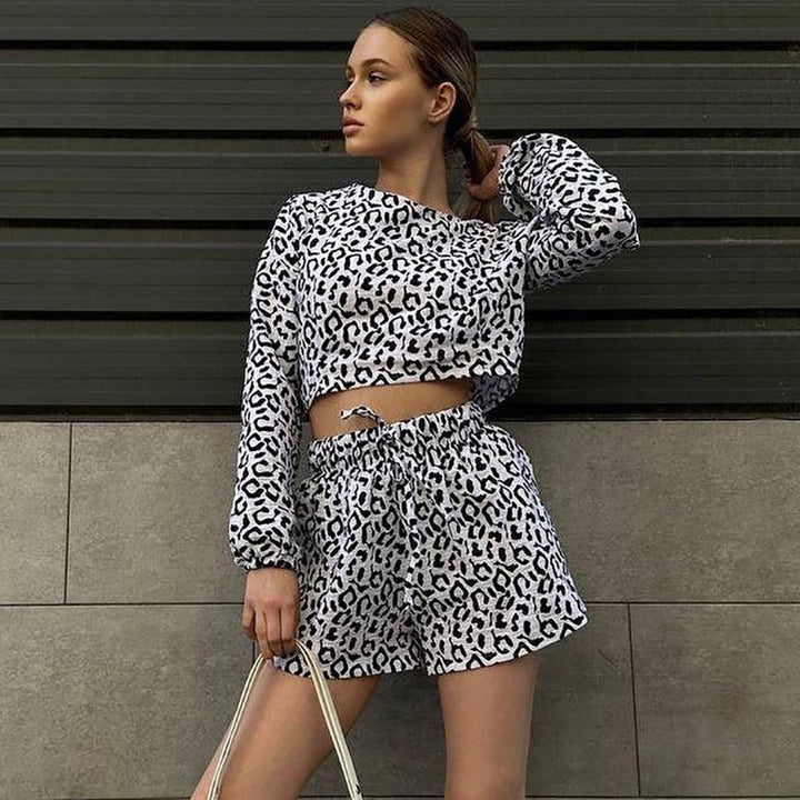 Dame Cropped-Top og Shorts-Sæt med moderne Leoprint og elastisk Talje Stilla