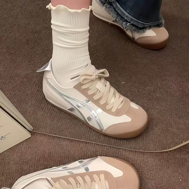 Dame sneakers med stilfuldt metallic-indlæg og åndbart overmateriale Stilla