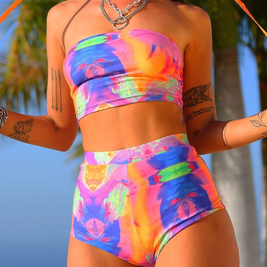 Dame højt skåret bikini-sæt med moderne batikdesign Skovae