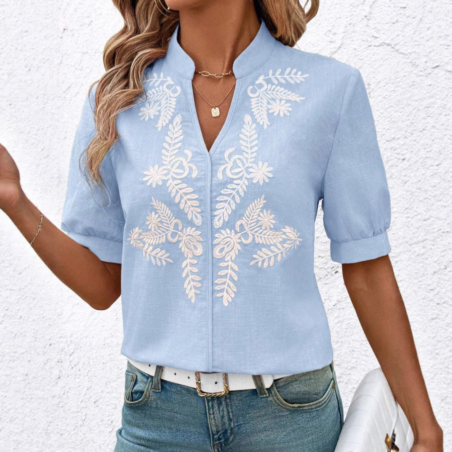 Damebluse med elegant floral broderidesign Stilla