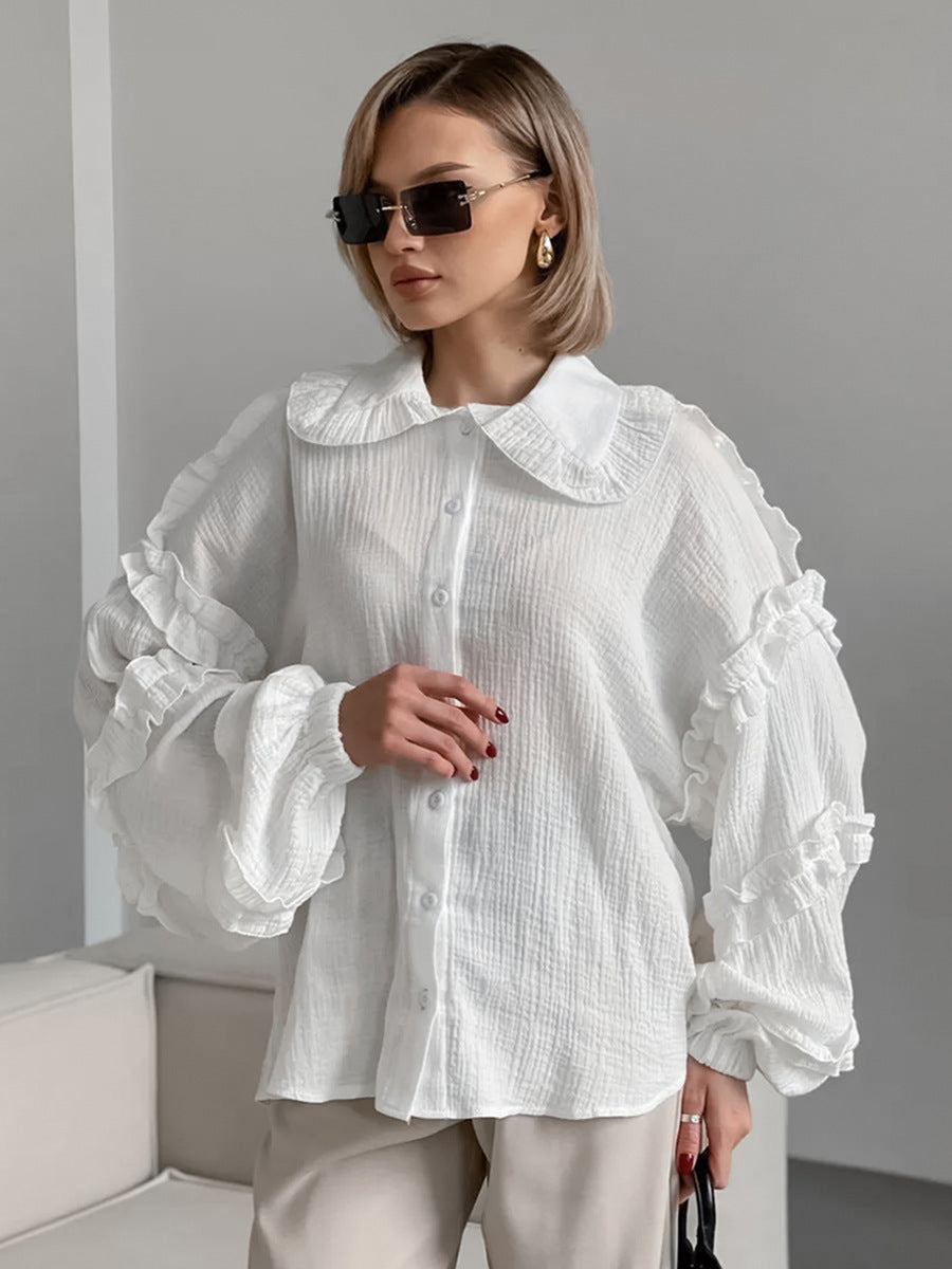 Damebluse med elegante flæsedetaljer og klassisk krave Stilla
