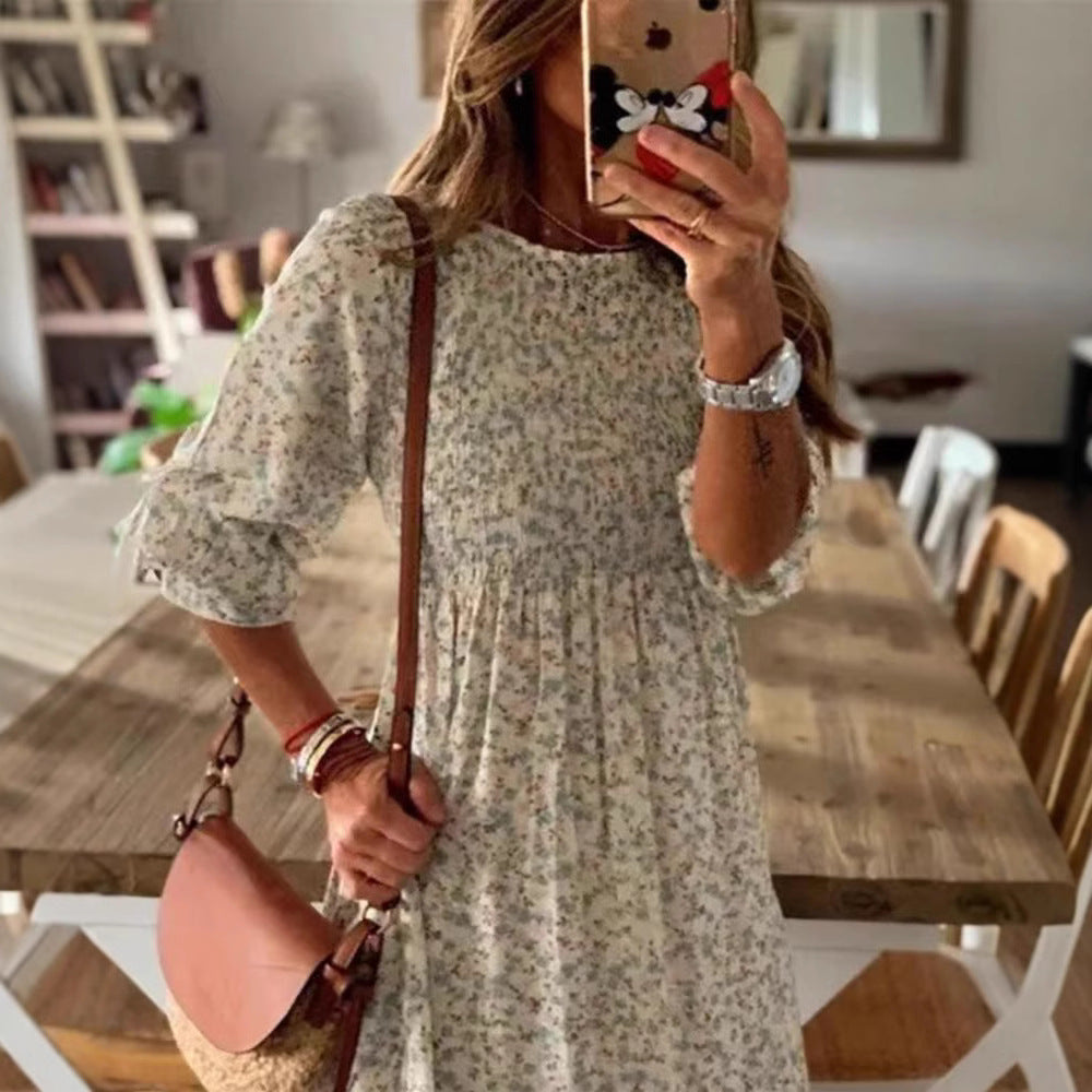 Damer nan lockerfaldende Babydoll-midikjole med rynket underbust, overlappende trekvartærmer og fint blomsterprint Skovae