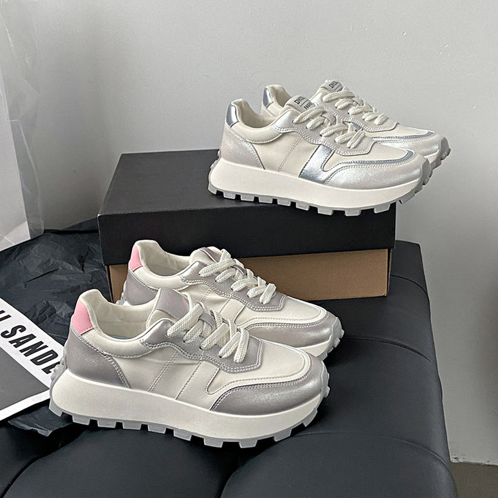 Damer snørebånd-sneakers med sporty silhuet og robust sålprofil Stilla