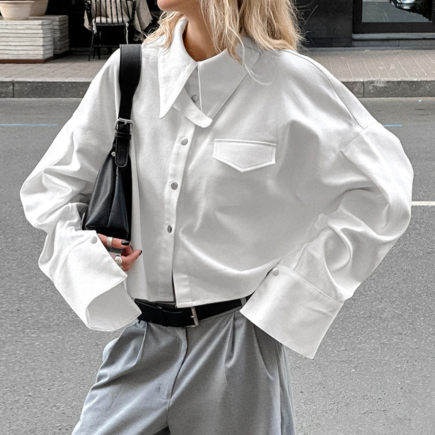 Dame Crop-Skjorte med elegante Oversized-Ærmer og Knapdetaljer Stilla