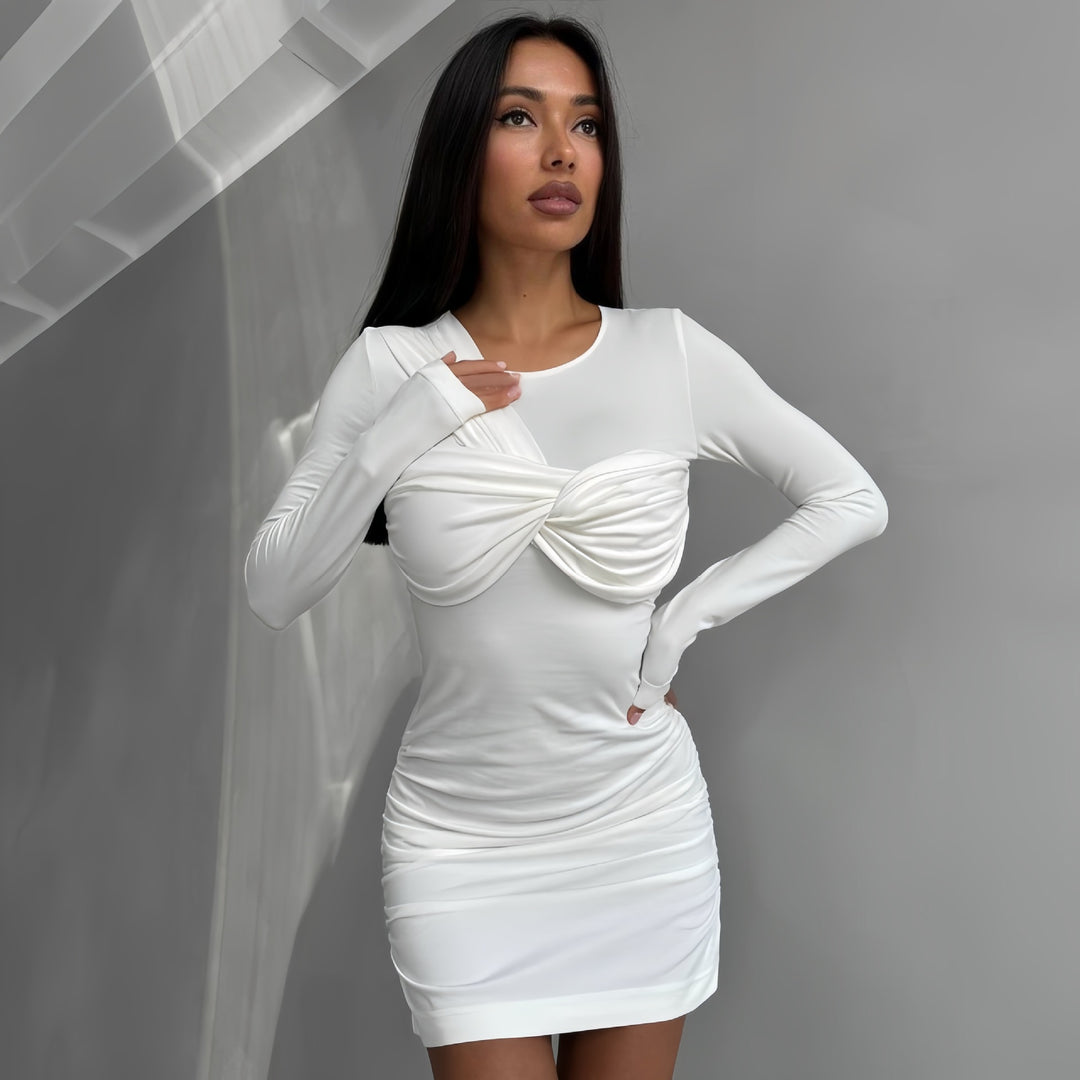Dame tætsiddende midi-kjole med rynket design og elegant décolleté-detalje Stilla