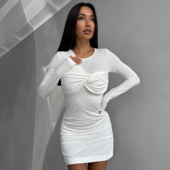 Dame tætsiddende midi-kjole med rynket design og elegant décolleté-detalje Stilla