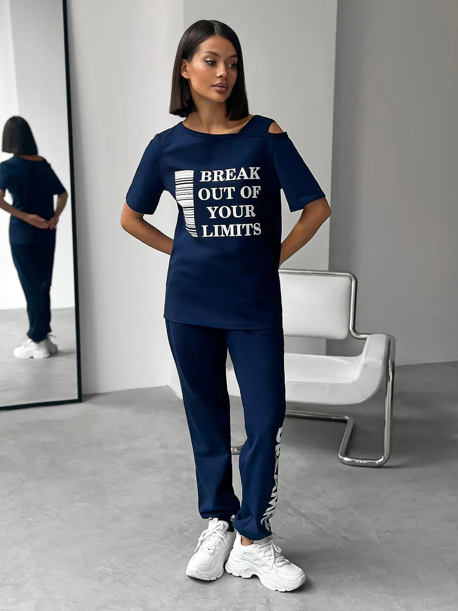 Kvinders sporty loungedragt med stilfulde udskårne ærmer og statementprint Skovae