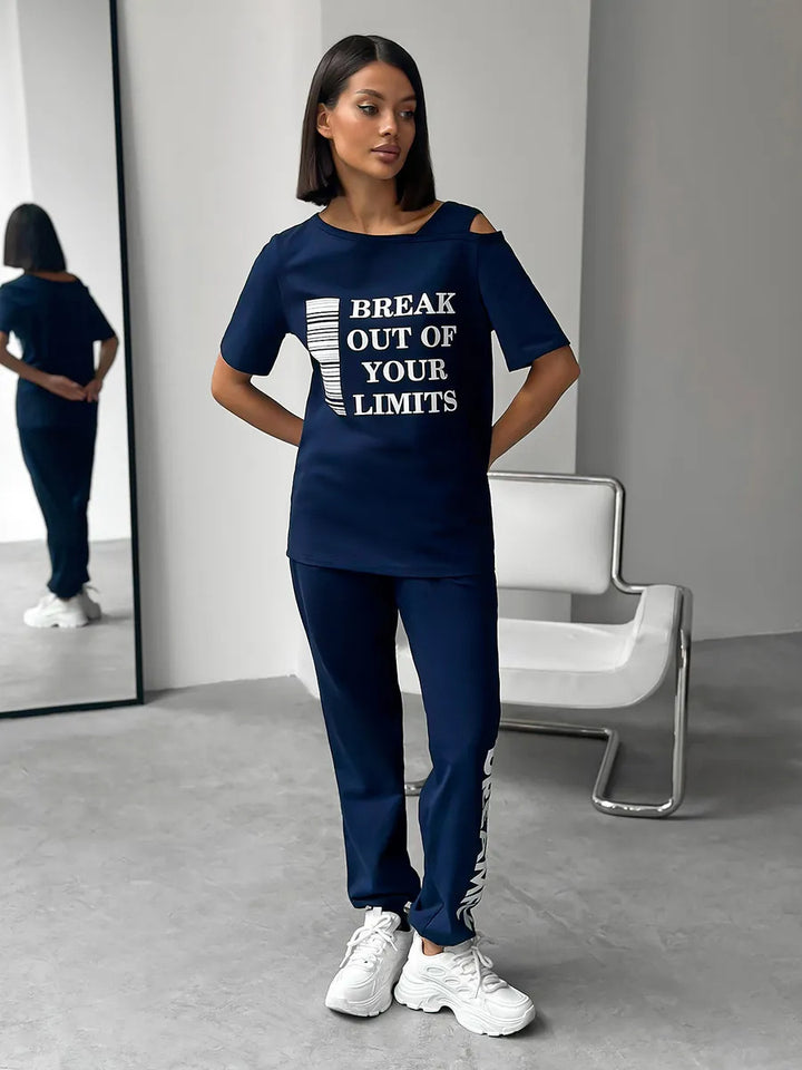Kvinders sporty loungedragt med stilfulde udskårne ærmer og statementprint Skovae