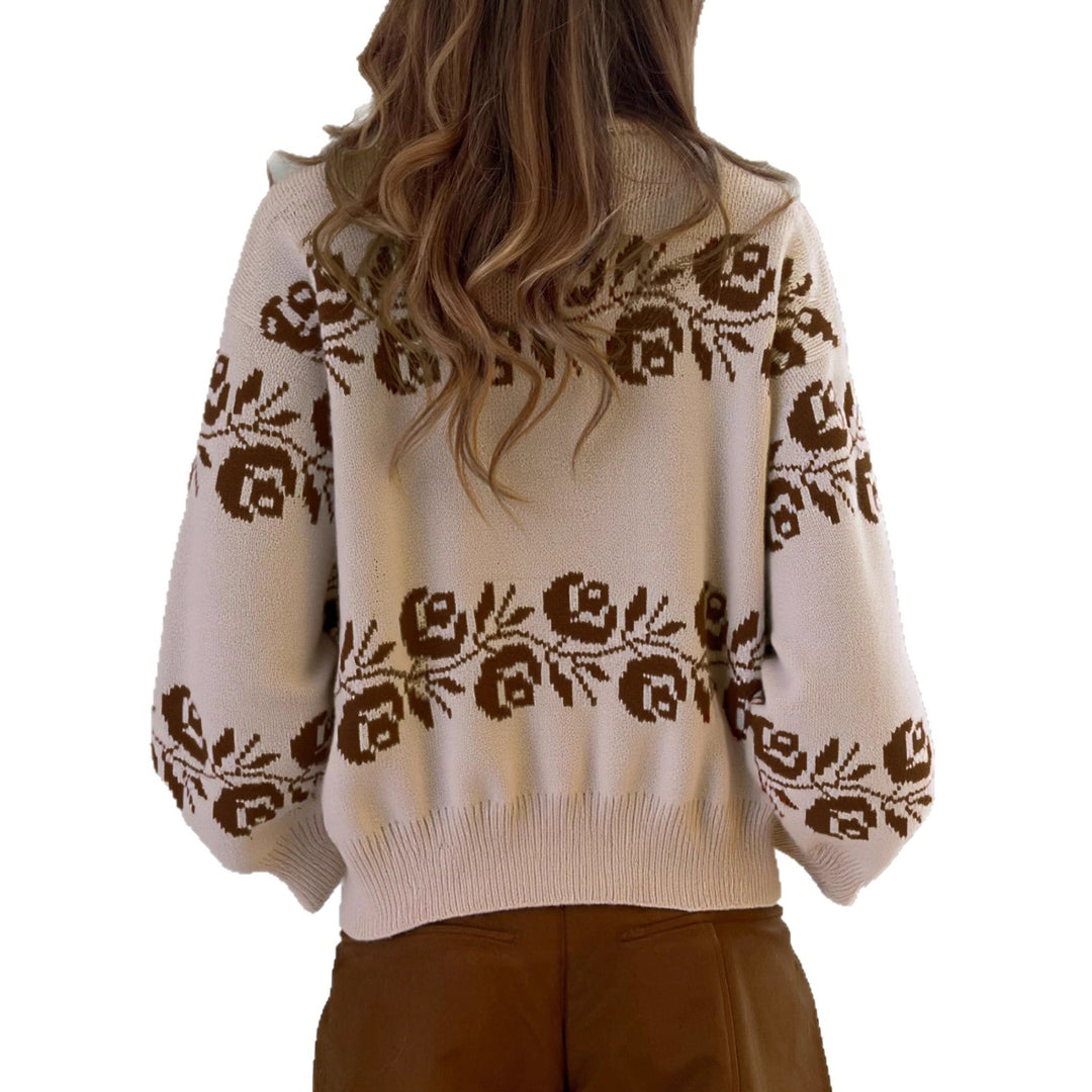 Kvinders strikket sweater med blomsteret jacquardmønster og høj krave Stilla