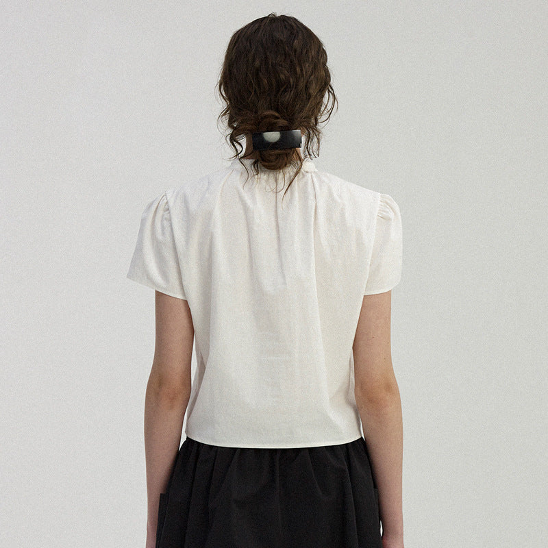 Dame kortærmet bluse med elegant stående krave og moderne plisseringer Stilla