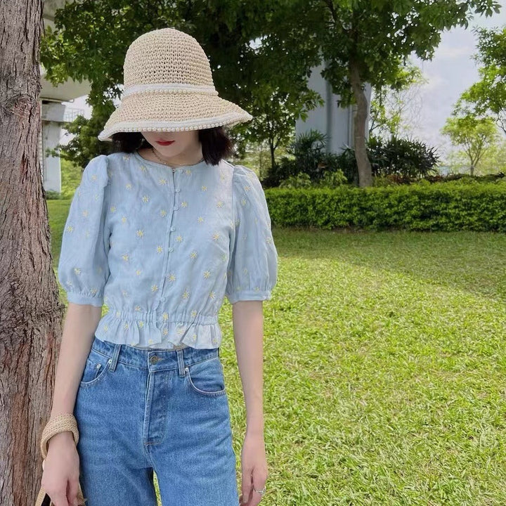 Damebluse med florale broderier og flæsedetaljer Stilla