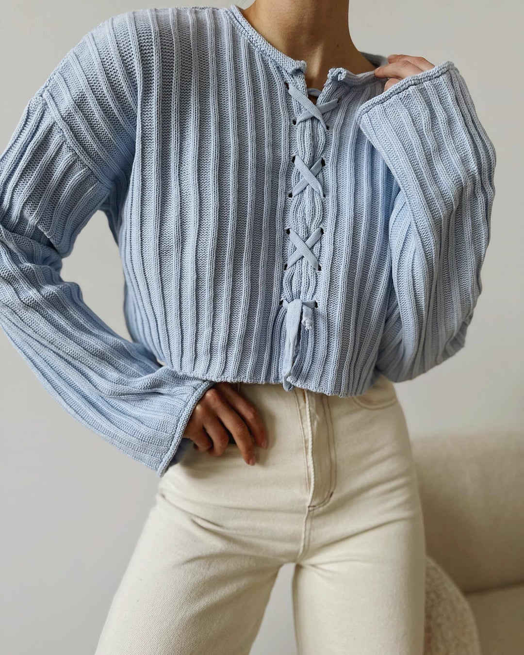 Kvindernes løse strikket sweater med kabeldesign Stilla
